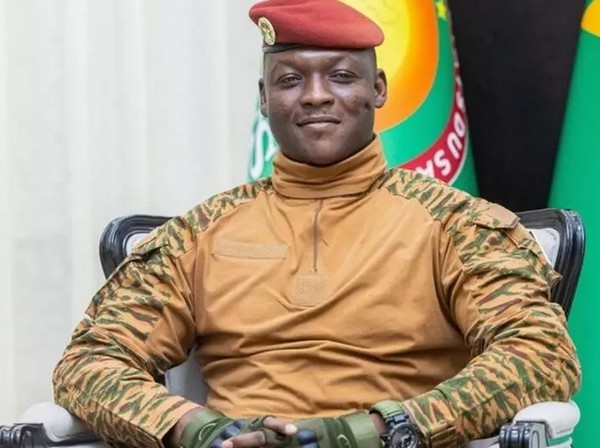 Burkina Faso: le Parlement de la transition entérine la dissolution des partis politiques