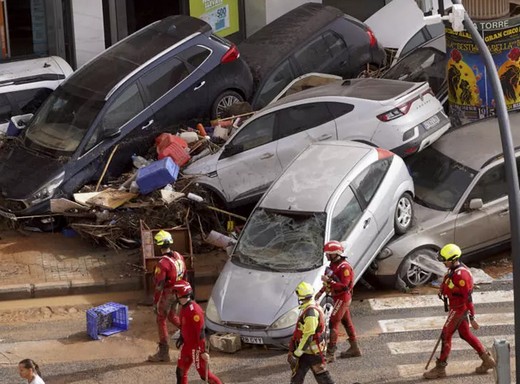 Inondations catastrophiques à Valence: l'Espagne entame un deuil national de trois jours