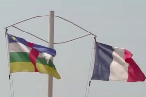 La France accuse la Centrafrique de soutenir une campagne anti-française menée par la Russie et gèle son aide budgétaire 