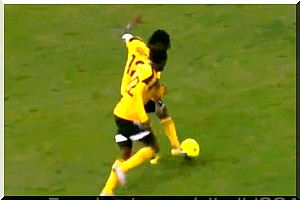 Il shoote dans la pelouse, tombe et l'arbitre siffle faute! - [Vidéo] 