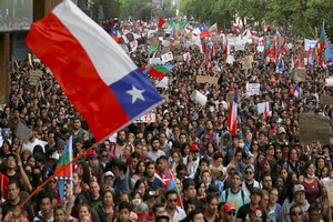 Face à une mobilisation historique, le président chilien choisit de remanier le gouvernement