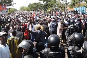 Gambie : des manifestants exigent le départ d'Adama Barrow