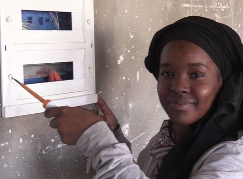 Vidéo. Mauritanie: à la rencontre de Djelika Kelly, une électricienne du bâtiment qui tord le cou aux préjugés