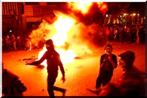 Egypte: des manifestants mettent le feu à un commissariat à Port Saïd - [Video]
