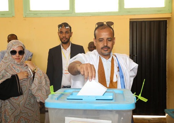 Le candidat Mohamed Lemine El Mourtegi El Wafi, accomplit son devoir électoral à Teragh Zeina