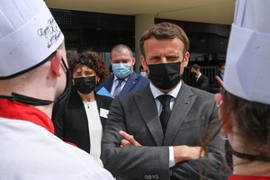 Vidéo. Emmanuel Macron giflé lors d’un déplacement dans la Drôme, deux hommes en garde à vue