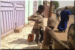 Enfants maliens des mahdharas de Kiffa: Mendiants et exposés à tous les risques