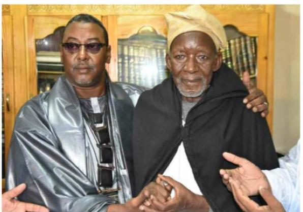 Cheikh Nekhma Aidara reçoit des mains de Cheikh Mahi Niass l’épée transportée du Darfour