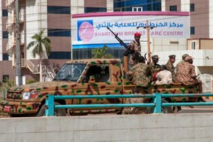 Trois ambassadeurs du Soudan en Europe font défection après le coup d'État