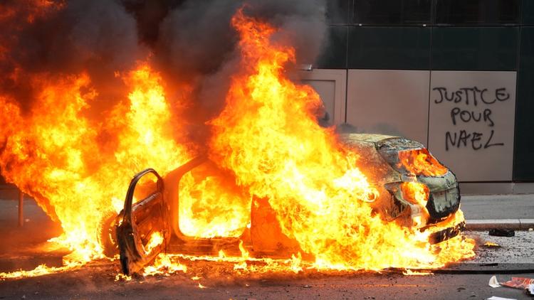 Mort de Nahel : troisième nuit de violences en France, couvre-feu dans plusieurs villes