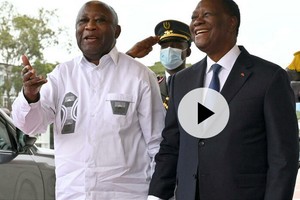 En Côte d'Ivoire, accolade et sourires entre les anciens rivaux Gbagbo et Ouattara
