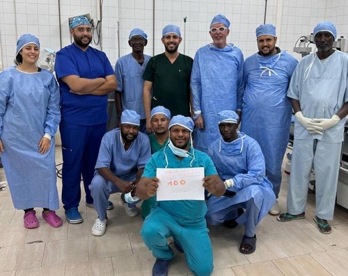 Hôpital Bouamatou : une mission de chirurgie de glaucome opère une centaine de patients par sclérectomie profonde perforante