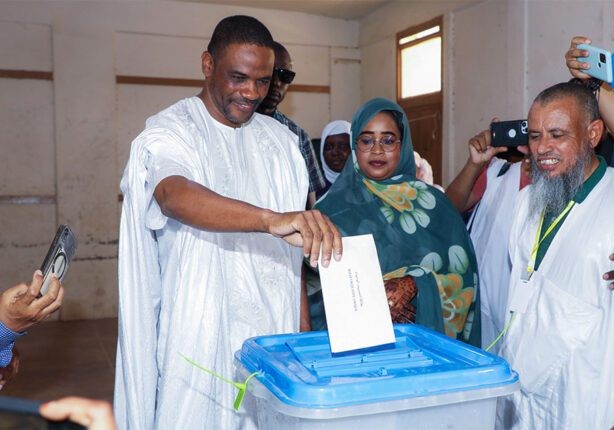 Le candidat El Id Mohameden M’Bareck accomplit son devoir électoral au bureau 6 de l’école Bilal Ibn Rabah à Riyad