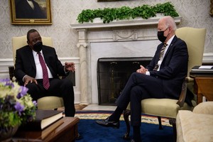 En recevant Kenyatta, Biden annonce de nouveaux dons de vaccins pour l'Afrique 