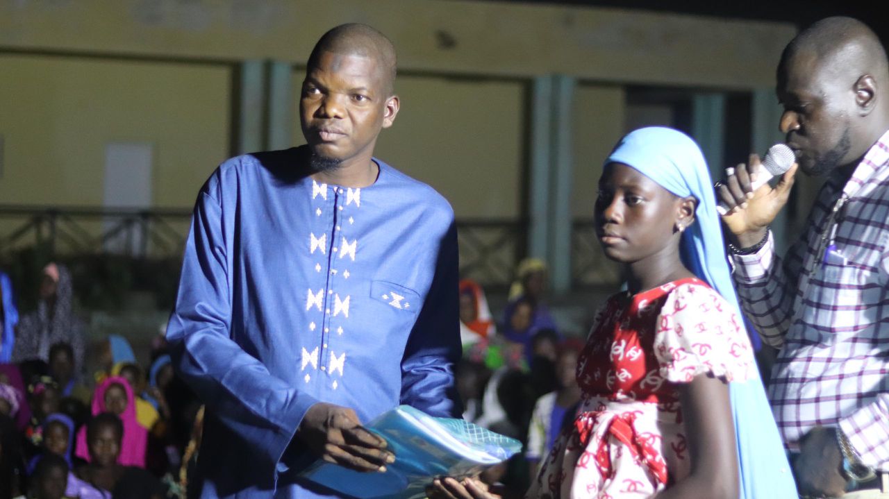 Hommage à Kaourou Diagana : 1000 élèves reçoivent des fournitures scolaires  à Kaédi  