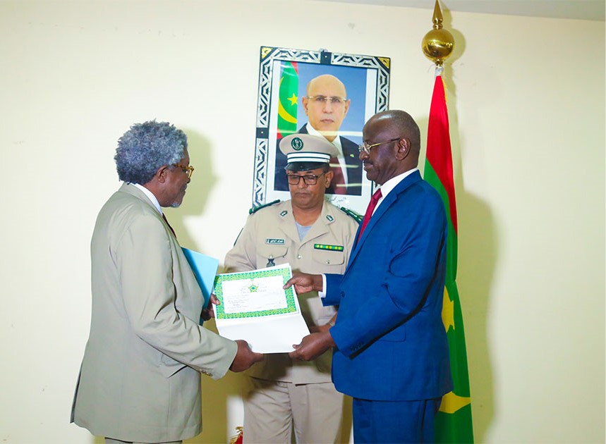 Un écrivain français fait chevalier de l’ordre du mérite national par la Mauritanie