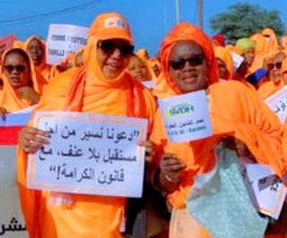 Les femmes leaders pour le développement en Mauritanie marchent pour l’adoption de la loi contre les violences