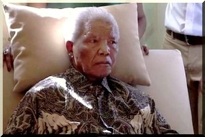 Afrique du Sud: Mandela hospitalisé dans un état préoccupant 