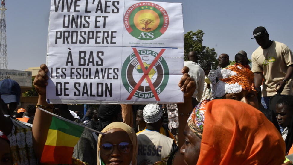 Manifestations au Niger, Mali et Burkina Faso pour célébrer la sortie de la Cedeao