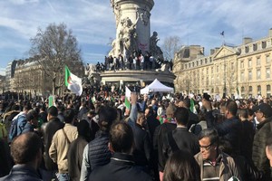 Des centaines de manifestants à Paris contre un 5e mandat de Bouteflika