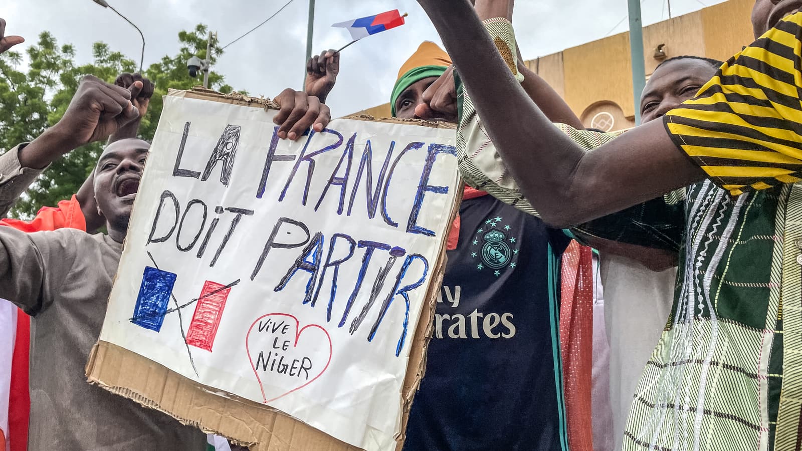 Niger : Paris confirme des échanges avec la junte sur des mouvements de militaires  français