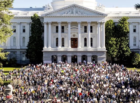 États-Unis : manifestations contre la politique de Trump, le projet 2025 et Elon Musk 