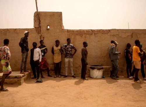 Près de 20 000 migrants ont été expulsés d'Algérie vers le Niger depuis janvier, dénonce une ONG