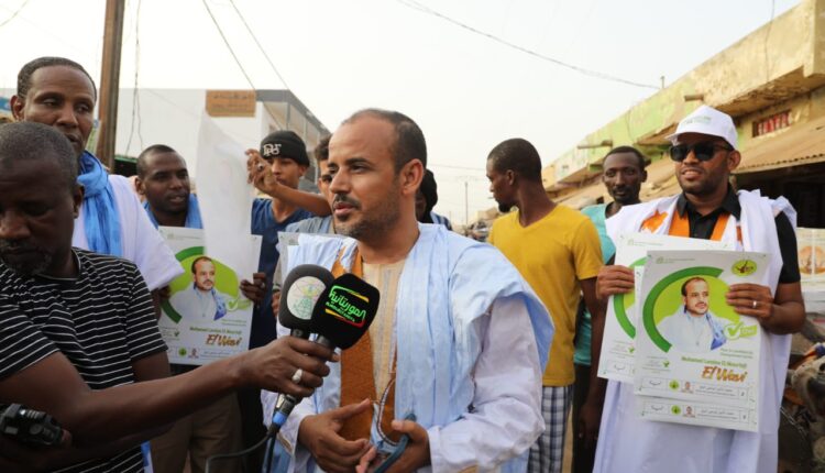 Le candidat Mohamed Lemine El Mourtaji El Wavi rencontre des vendeurs au marché de Rosso