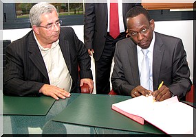 Paris : Bamba Ould Daramane signe une convention avec le président de la chambre de ...