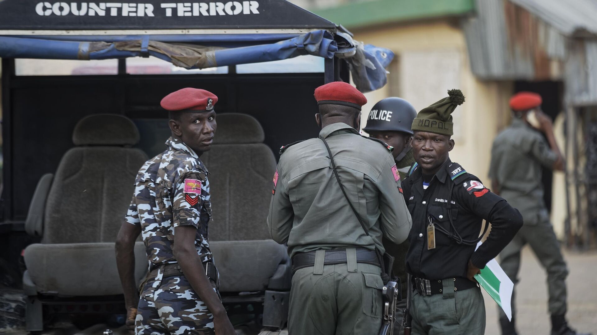 Au Nigeria, la police lance une traque après l'enlèvement de plus de 250 élèves