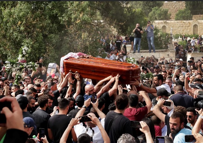 Obsèques de Shirin Abou Aqleh: l'Union européenne dénonce l'usage de la force par Israël