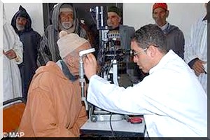 Le beau-père du président derrière une caravane médicale prise en charge par la Fondation Snim