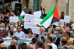 14 membres des forces palestiniennes accusés de la mort d'un critique d'Abbas