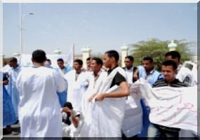 Des dizaines de diplômés chômeurs prennent d’assaut l’entrée sud du Palais présidentiel. 