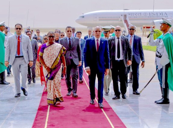 Le Président de la République, Président de l’Union africaine reçoit la Présidente de l’Inde à l’aéroport international de Nouakchott