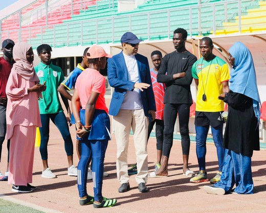 Préparatifs JO 2024 : le président du CNOSM rend visite à l’athlète mauritanienne Bouha Sidi