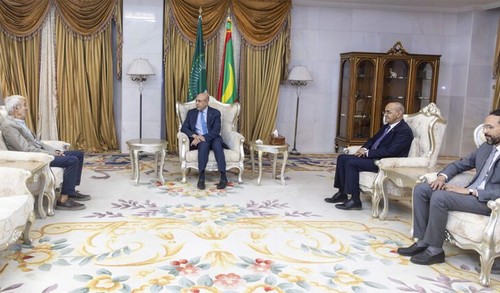 Le Professeur Bernard Saison honoré par le Président de la République après son arrivée à Nouakchott pour assister à la 13ᵉ édition du Festival de Chinguetti 2024