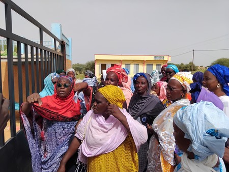 Boghé : les femmes représentantes des 56 Villages « YELLITAARE BOGGE » en sit-in devant l’hôpital (Photos)