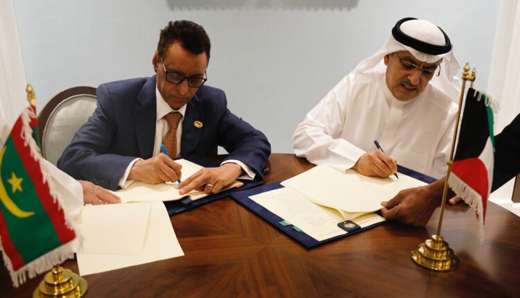 Le ministre de l’Économie signe un accord de prêt à taux réduit avec le Fonds koweïtien