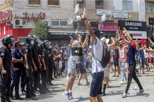 Affrontements devant le Parlement tunisien après sa suspension