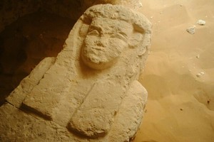 Egypte: des archéologues découvrent trois tombeaux millénaires