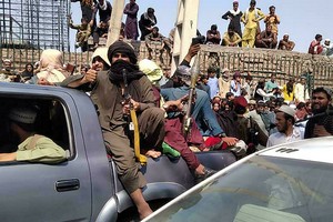 À la Une: la situation en Afghanistan est-elle comparable à celle du Mali ?