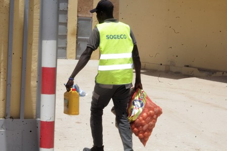 Sogeco : l'AFSO offre des kits alimentaires aux employés de la société et aux femmes défavorisés du Wharf