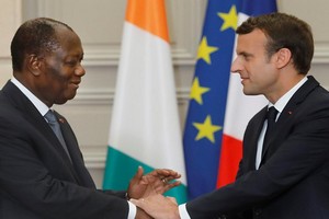 Depuis la Côte d’Ivoire, Macron dit vouloir donner « une nouvelle force » à l’opération antijihadiste au Sahel 