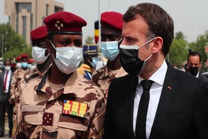 Paris prend ses distances avec N'Djamena, mais pas les Emirats