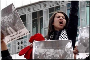 Des milliers de Tunisiens manifestent contre les islamistes