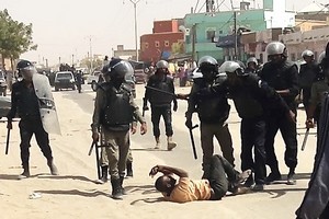 Lettre au policier mauritanien…qui se matraque lui-même. par Pr ELY Mustapha