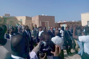 Les jeunes du Ksar interceptent le cortège présidentiel et obligent le Président à visiter le stade du Ksar