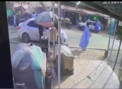Vidéo : un ultimatum de 24h donné à un automobiliste identifié auteur du vol d’un vendeur de cartes de recharge